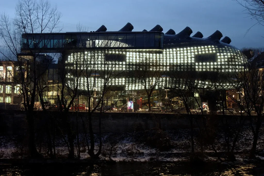 A3525 15 Examples of architecture inspired by nature Kunsthaus Graz Image 12.jpg