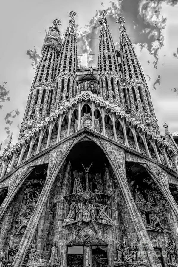 A3525 15 Examples of architecture inspired by nature La Sagrada Familia Image 16.jpg