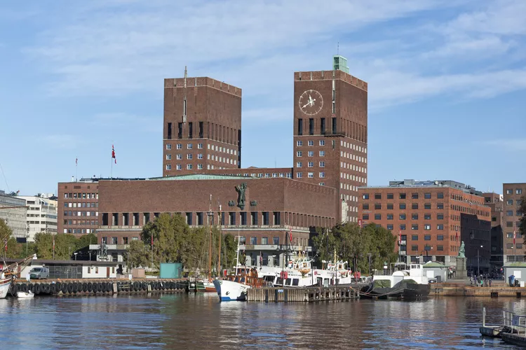 معماری مدرن و گونههای آن: جدول زمانی مدرنیسم قرن بیستم 6 OsloCityHall 162975665 5675a2665f9b586a9e536938