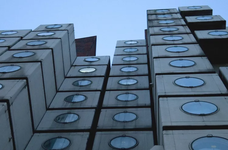 معماری مدرن و گونههای آن: جدول زمانی مدرنیسم قرن بیستم 11 metabolism 542629740 crop 57fb1a203df78c690f780ef5