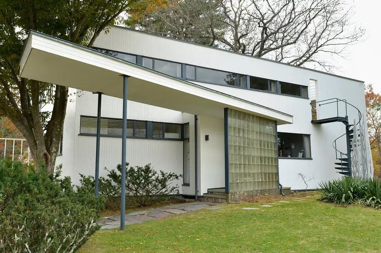 معماری مدرن و گونههای آن: جدول زمانی مدرنیسم قرن بیستم 4 modern bauhaus gropius 458399560 crop 594722833df78c537b582ae5