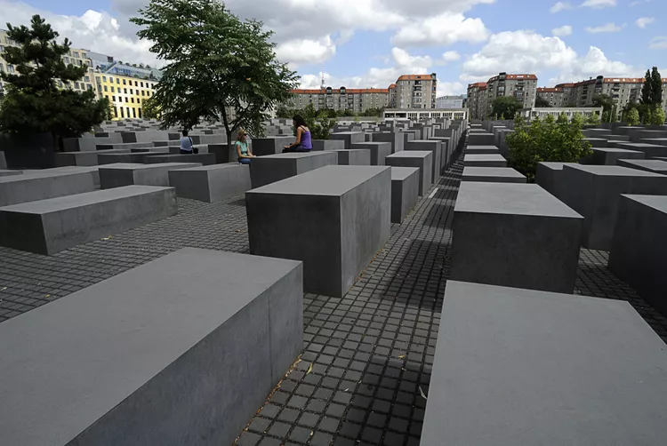 معماری مدرن و گونههای آن: جدول زمانی مدرنیسم قرن بیستم 10 modern structuralism berlinholocaust eisenman 122031977 5947488c3df78c537b9138fe