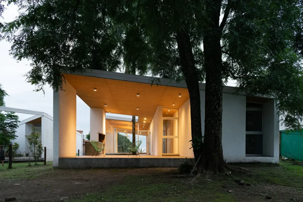 a forma segue o existente 20 casas moldadas para preservar as arvores locais 7 result