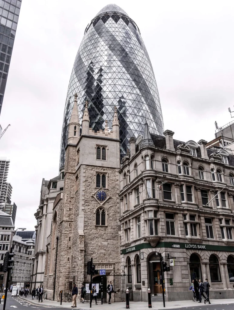 آسمان&zwnj;خراش شیشه&zwnj;ای گرکین لندن در کنار کلیسای سنگی تاریخی و بانک لویدز.