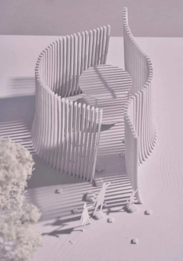 10 راهکار طلایی برای ساخت مدلهای مفهومی معماری 9 ماکت معماری مدرن و سفید از یک پاویون منحنی با دیوارهای ساخته شده از پانلهای عمودی و سایههای خطی.