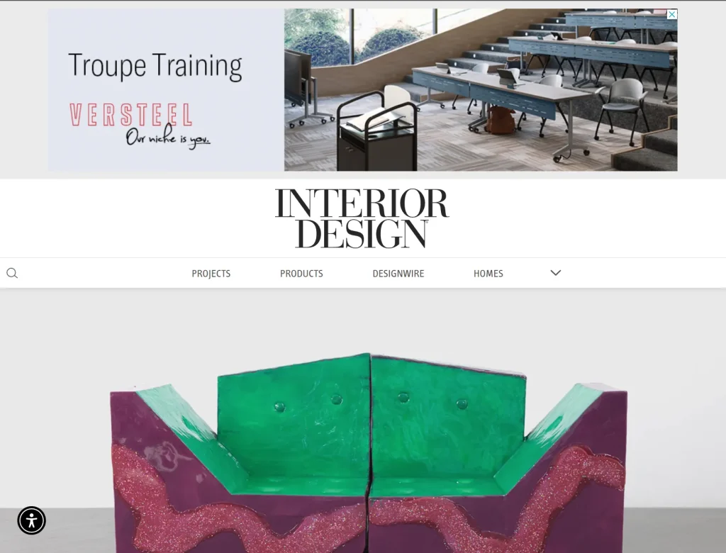 ۲۰ وبسایت برتر معماری برای الهامگیری 9 یک مبل مدرن و مجسمهوار به رنگهای سبز و بنفش با جزئیات اکلیلی قرمز.