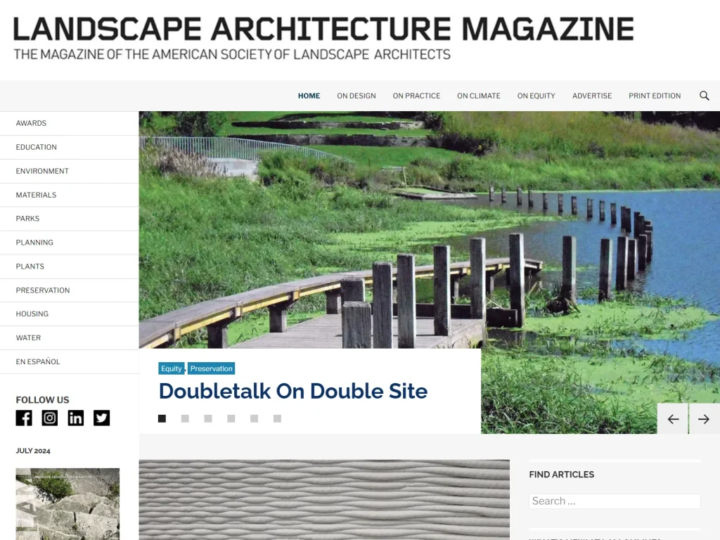 ۲۰ وبسایت برتر معماری برای الهامگیری 19 **Alt Text (Persian/Farsi):**منظرهای از یک پیادهراه چوبی روی آب سبز با پایههای چوبی، در طراحی معماری منظر.