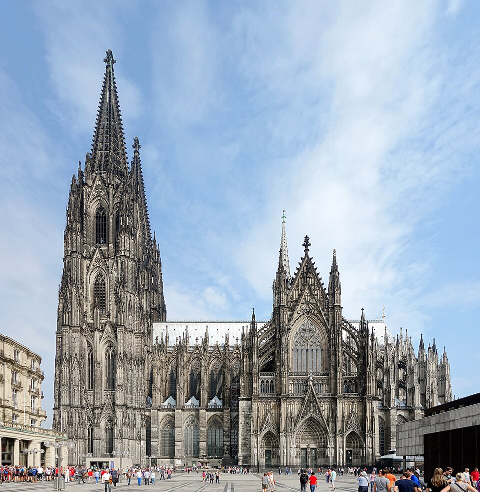معماری گوتیک؛ تاریخچه، ویژگیها، عناصر سازهای و مشهورترین بناهای جهان 10 Cologne cathedrale vue sud