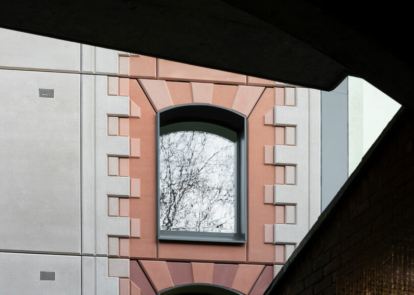 Bureau de Change Trace Drummond Street 01 810x579 1